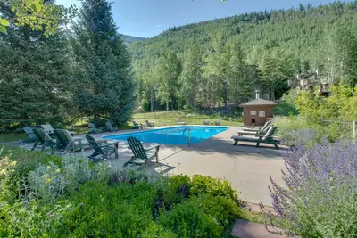 Image de 2nd-floor mtn-view condo with game room, fireplace, hot tub, pool, balcony, W\/D
