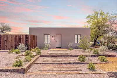 Image de Cute & Cozy 2br/1ba Adobe w Firepit Near Ua & Umc - Low Summer Rates! 🏡🌵🌞