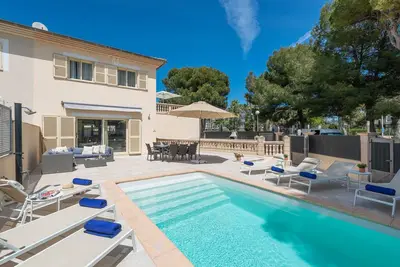 Image de Villa Hilary avec piscine privée près de la plage de Muro