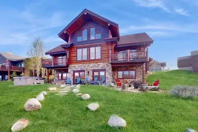 Image de Stunning waterfront home w\/ beautiful mountain views, private hot tub