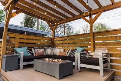 Image de Dreamy Downtown Home - One block to Golf Course! - Firepit!