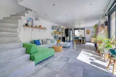 Image de Maison moderne avec grand jardin privatif. Emplacement idéal pour les Jo!