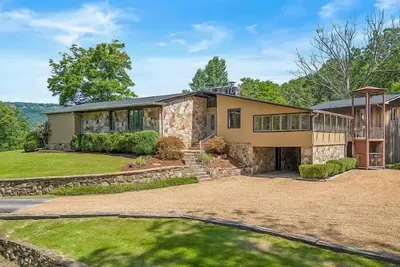 Image de Stunning Midcentury modern home-sleeps 14! 24 private acres: rest-relax-explore