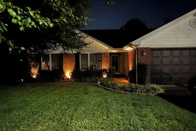 Image de Quiet neighborhood/2 car garage/fire pit/backyard privacy fence/Pet Friendly