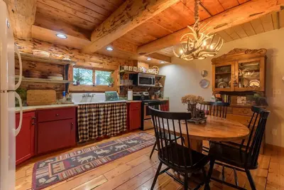 Image de Cozy Mountain Retreat at the entrance of Montana's Ten Lakes Scenic Area
