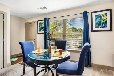 Image de Walking Distance to Atlanta's Aquarium! Family-sized Townhome and Spacious Deck