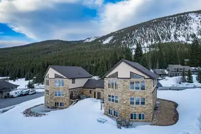 Image de New North Point Estate: Private Hot Tub, Views, Location! Brand New Build!