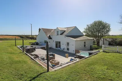 Image de Piglet Cottage, pet friendly, with hot tub in Milford Haven