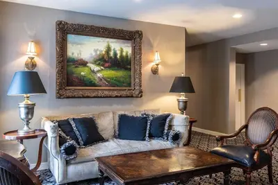 Image de 2 Historic Ambiance Stays Perfect for Romantic Getaways - Pets Allowed!