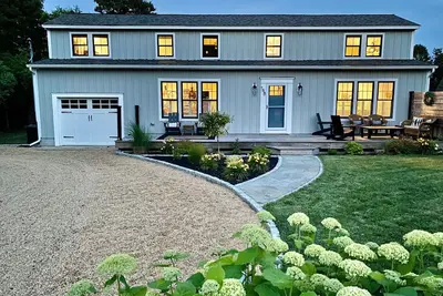 Image de Quaint and pristine home with private suites and baths.