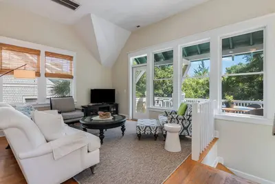 Image de Lagoon view with private crofter centered on island close to amenities!
