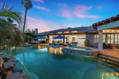 Image de 'Cabana Palms' A half acre desert oasis