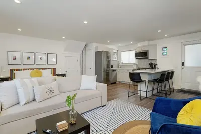 Image de Fairfield Estate Coach House, close to Cook Street Village by Victoria Prime!