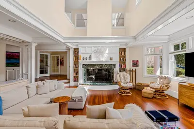 Image de Dazzling 2-acre estate with Carriage House, pool, hot tub & pickleball\/tennis