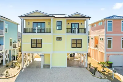Image de 5 bedroom custom home with Marsh views located on the Canal!