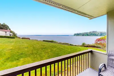 Image de Ground-floor condo with indoor/outdoor pools, hot tub, pickleball/tennis, & gym