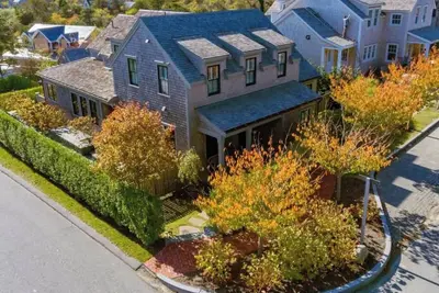 Image de 4 Bedroom Spacious Nantucket House with Pool - Walking Distance to Town