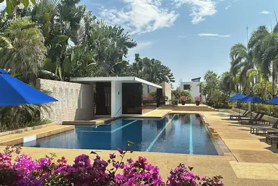 Image de 5 minutes from beach… stylish, quiet, well equipped 2br apt with bbq terrace