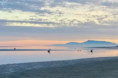 Image de Beachside Living. Steps from the Beach! Pet's friendly