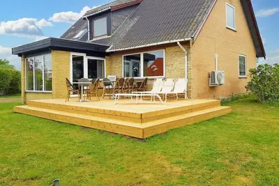 Image de Summer cottage tucked away in coastal.
