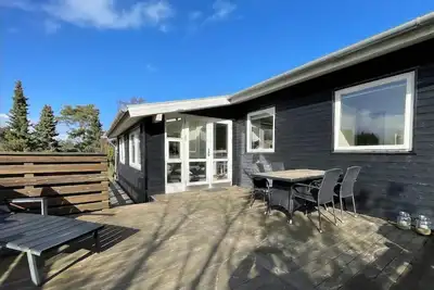 Image de Lovely summer house in tranquil nature.