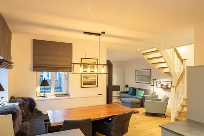 Image de Neues Luxuriöses Ferienhaus mit Hochwertiger Ausstattung in Zentraler Lag