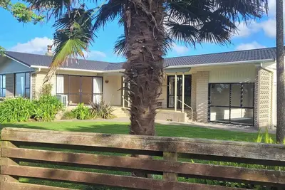 Sunny Awhitu Cottage \/ A Dozen Beach's to choose from 10 minutes away.