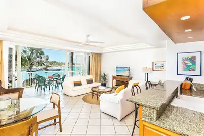 Image de Summer Sizzle - Book Now and Save - Condo on the water near Grace Beach C6