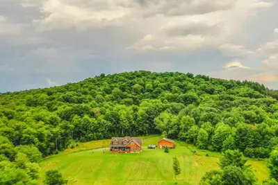 Image de Hidden Hollow spacious mountain retreat\nBeautiful secluded, large yet cozy home