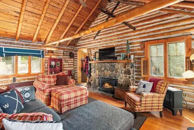 Serene Lakeside Cottage with Stunning Sunsets, Just Minutes from Charlevoix!
