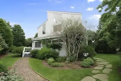 Image de Bright & Airy Amagansett Beach House. Quiet & Stone's Throw From The Beach!