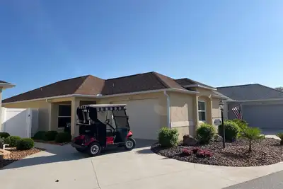 Image de Stylish villa with golf cart, Bbq, near pool & shops in tranquil setting!