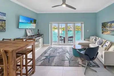 Image de Cayman Blu 2 Bedroom Waterfront Condo