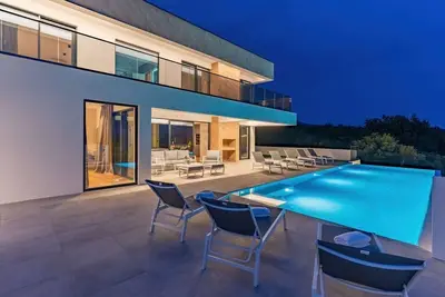 Image de Villa Staza Valova - villa de luxe pres de la plage, offre une piscine chauffée et une vue imprenable sur la mer