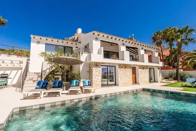 Image de Villa de 5 chambres avec vue sur la mer