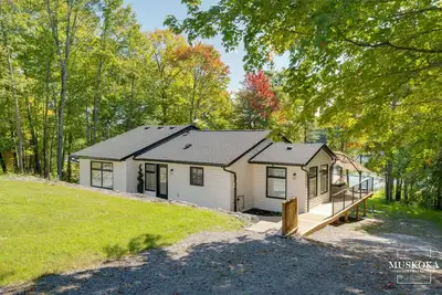 Image de 5-bedroom luxury cottage nestled on the serene shores of Lake Muskoka.