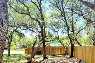 Image de Ultra Modern Tiny 2\/1 Nestled in Oak Trees