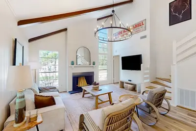Image de Newly-remodeled & fresh dog-friendly hideaway with treetop views & firepit