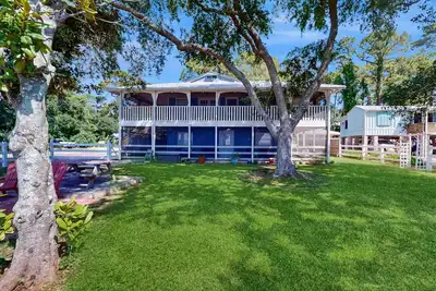 Image de Dog friendly home overlooking the Gulf with classic veranda, yard & sunrise view
