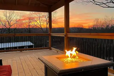 Image de Cozy cabin Sleeps 15 on Lake Tenkiller!