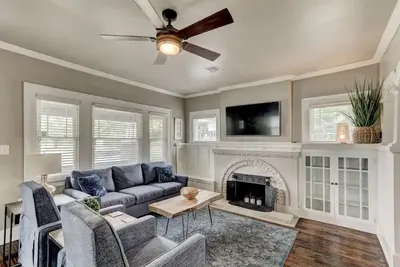Image de Historical, remodeled home near downtown Okc with gated parking!