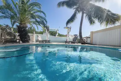 Image de Private Pool & Dock, Stunning Waterfront Home!