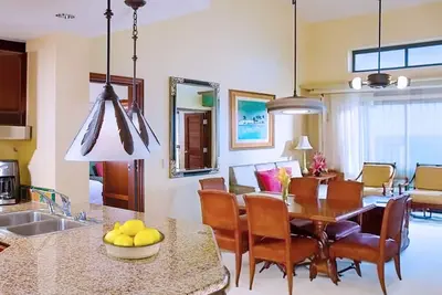 Image de 𝐅𝐢𝐧𝐝𝐢𝐧𝐠 𝐌𝐞𝐢𝐥𝐢’𝐬 Beachfront Fun at KoOlina Club Resort+Amenities. 2br