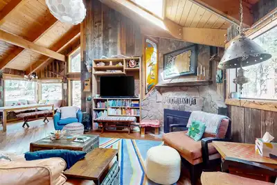 Image de Bohemian eclectic lodge on 2 acres - walk to pool, hot tub, game room & tennis