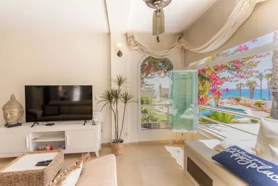 Image de Maison de luxe avec vue sur la mer pour des vacances idéales!