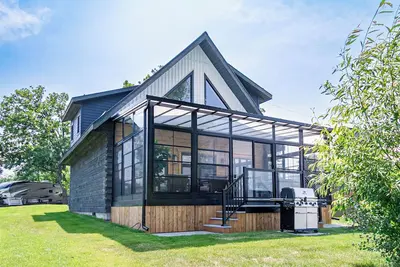 Image de Riverside House: riverfront vacation home with private dock.