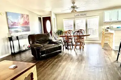 Image de Cozy Chippewa Lake Ranch just steps from the lake! Kayaks and SUPs Private beach
