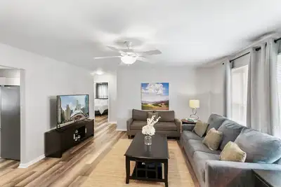 Image de Modern new Apt just 1/2 mile to Dt Libertyville!
