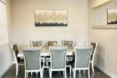 Image de Home sweet home with 4 bedrooms/2. 5 baths and 8 beds.