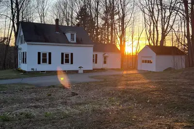 Image de Home Away from Home- Discover Comfort and Convenience in this 4 Bedroom Home